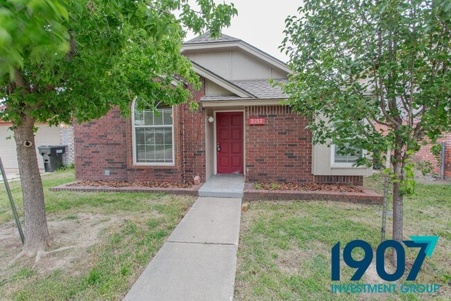 Photo - 2102 Briarcliff Dr House