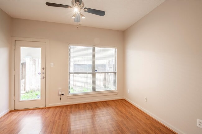 Photo - 4040 Center St