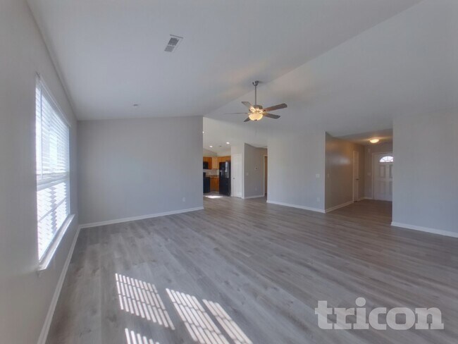 Photo - 427 Lynnell Way