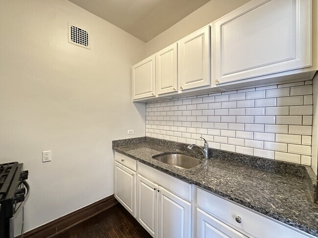 Photo - 1367 E 53rd St Unit 703