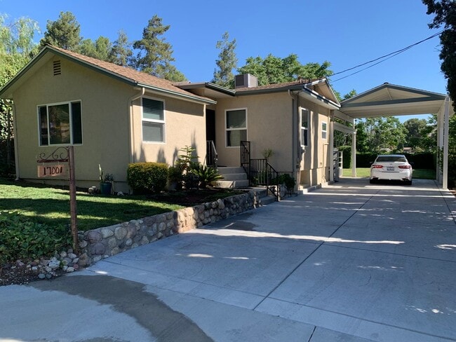 Building Photo - Charming 3+1 Canyon Country Cutie Nestled in the Hills!