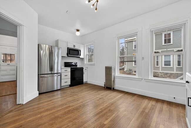 Building Photo - 168 Elliot St