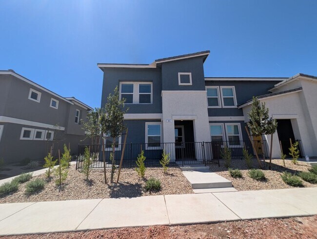 Photo - 484 Golden Myna Ave