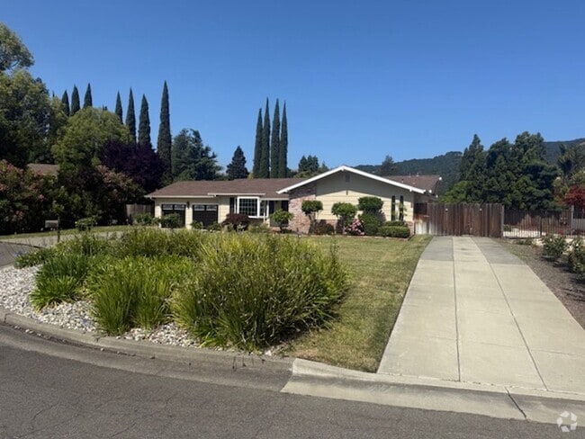 Building Photo - Massive 4-Bedroom home in Quiet Green Vall...