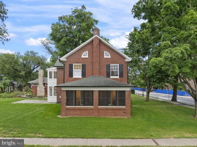 155 W Lincoln Ave