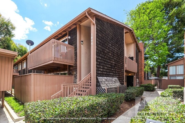 Building Photo - Beautifully Remodeled Unit Available Now!