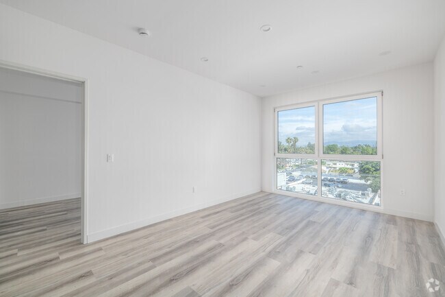 1BR, 1BA - 715SF - Living Room