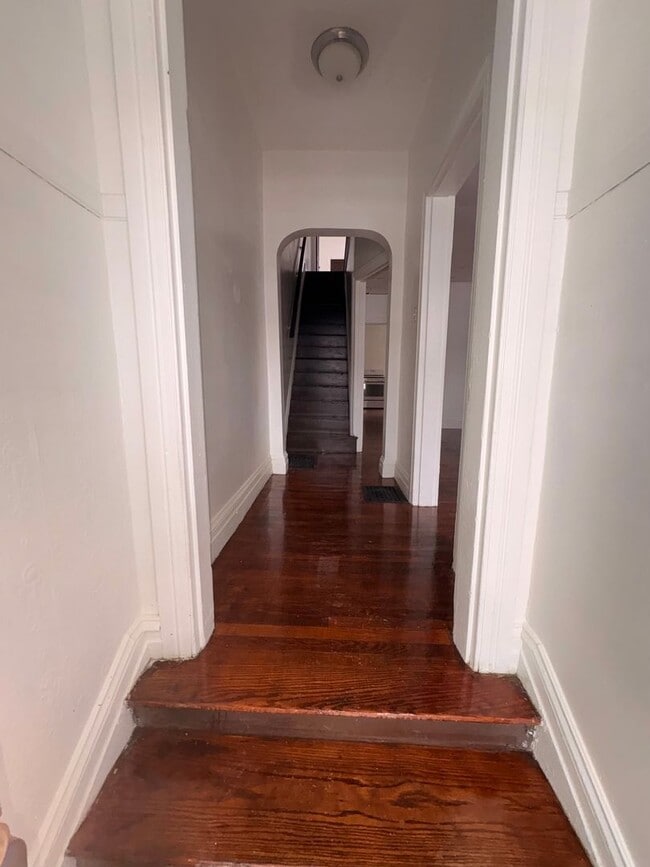 Photo - Available Now! Large North York Near Farquar Park