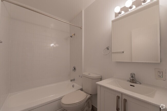 2BR, 1BA - 921SF - Bathroom