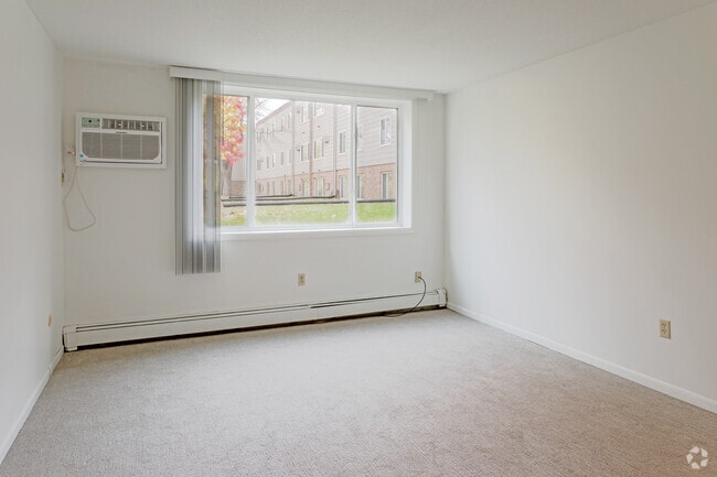 1BR, 1BA - 737 SF