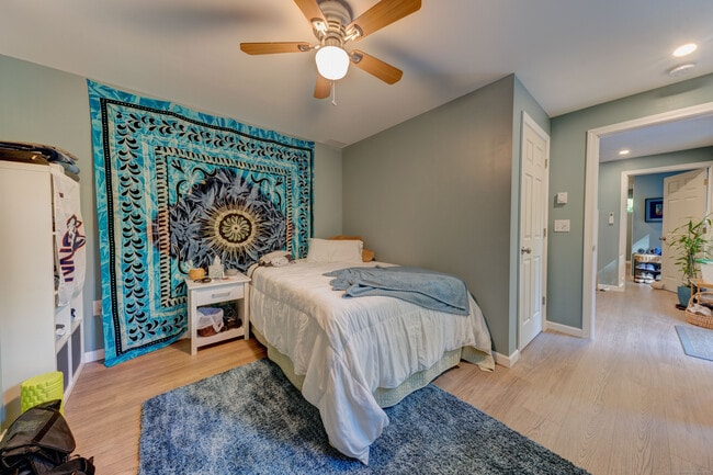 Photo - 404 Bassetts Bridge Rd Unidad Guest Bedroom