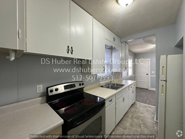 Building Photo - 2 Bed 1 Bath Lower level Apartment With AL... Unit A