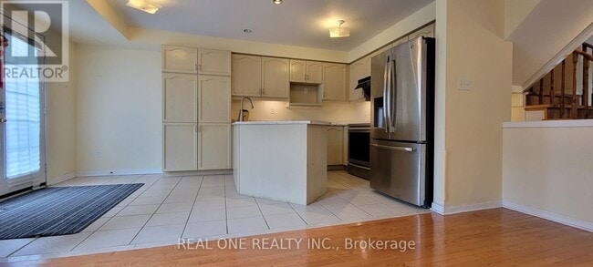 Photo - 749 Bur Oak Ave