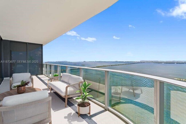 Building Photo - 700 NE 24th St Unit 4907