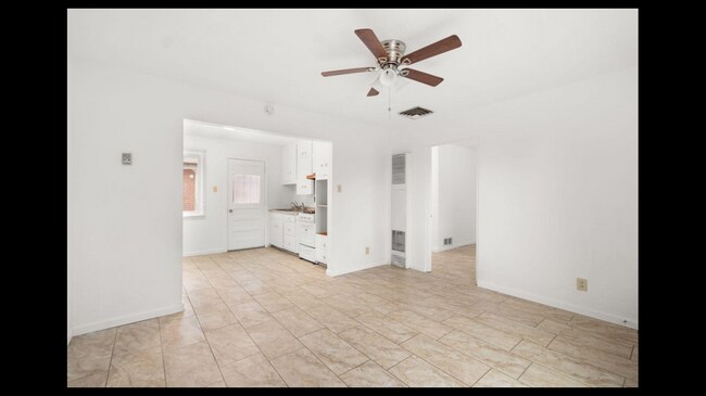 Family room - 636 San Pablo St SE Unit A