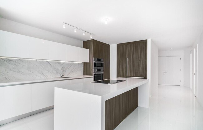 Building Photo - 851 NE 1st Ave Unit 2201