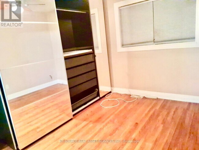 Photo - 146 Langarth St W