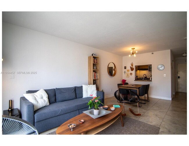 Photo - 677 NE 24th St Unidad 604