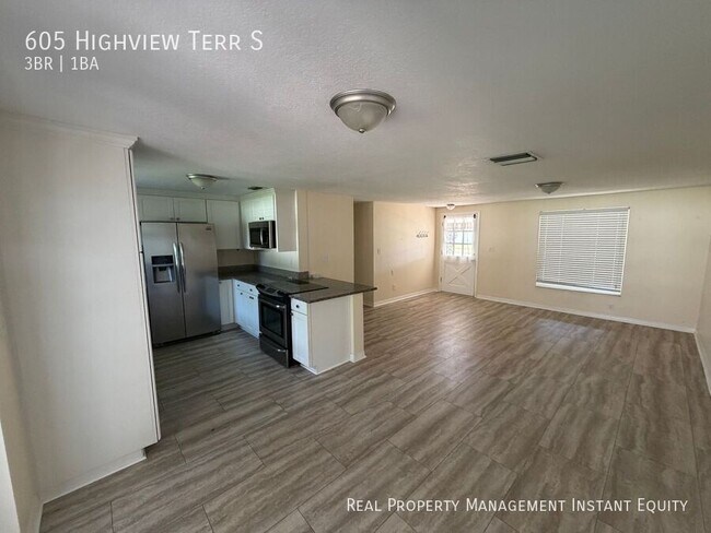 Photo - 605 Highview Terrace S