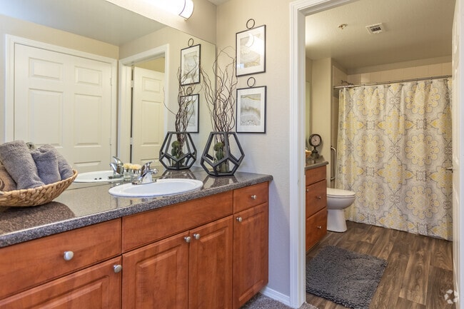 2BR, 2BA - 1280 SF - Creekside at Palmer Park