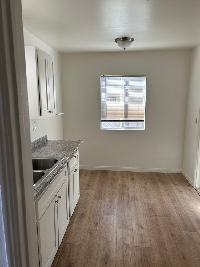 KITCHEN - 422 W Laurel St Unit A