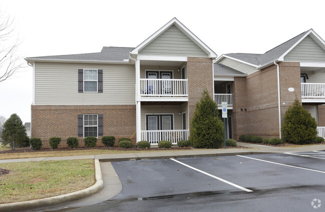 Lanier Pointe Apartments - Lanier Pointe Apartments