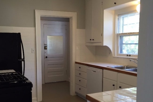 Kitchen - 5020 Virginia Ave Unit #1