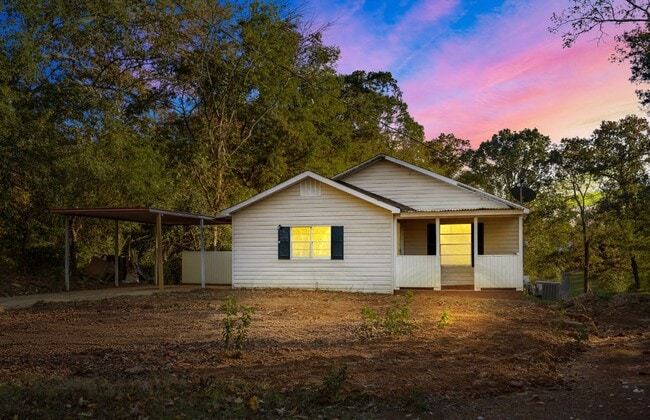 Sleek and Newly Renovated 3 Bedroom 1 Bat... - Sleek and Newly Renovated  3 Bedroom 1 Bat... House