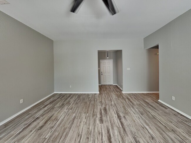 Photo - 516 E Oak St