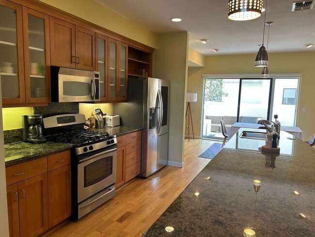 Photo - $1,000 OFF FIRST MONTH'S RENT!! Spacious 3 bedroom / 2.5 Bath Apartment in Emeryville, CA.