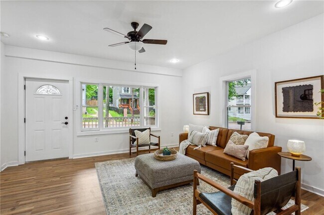 Photo - 698 Garibaldi St SW