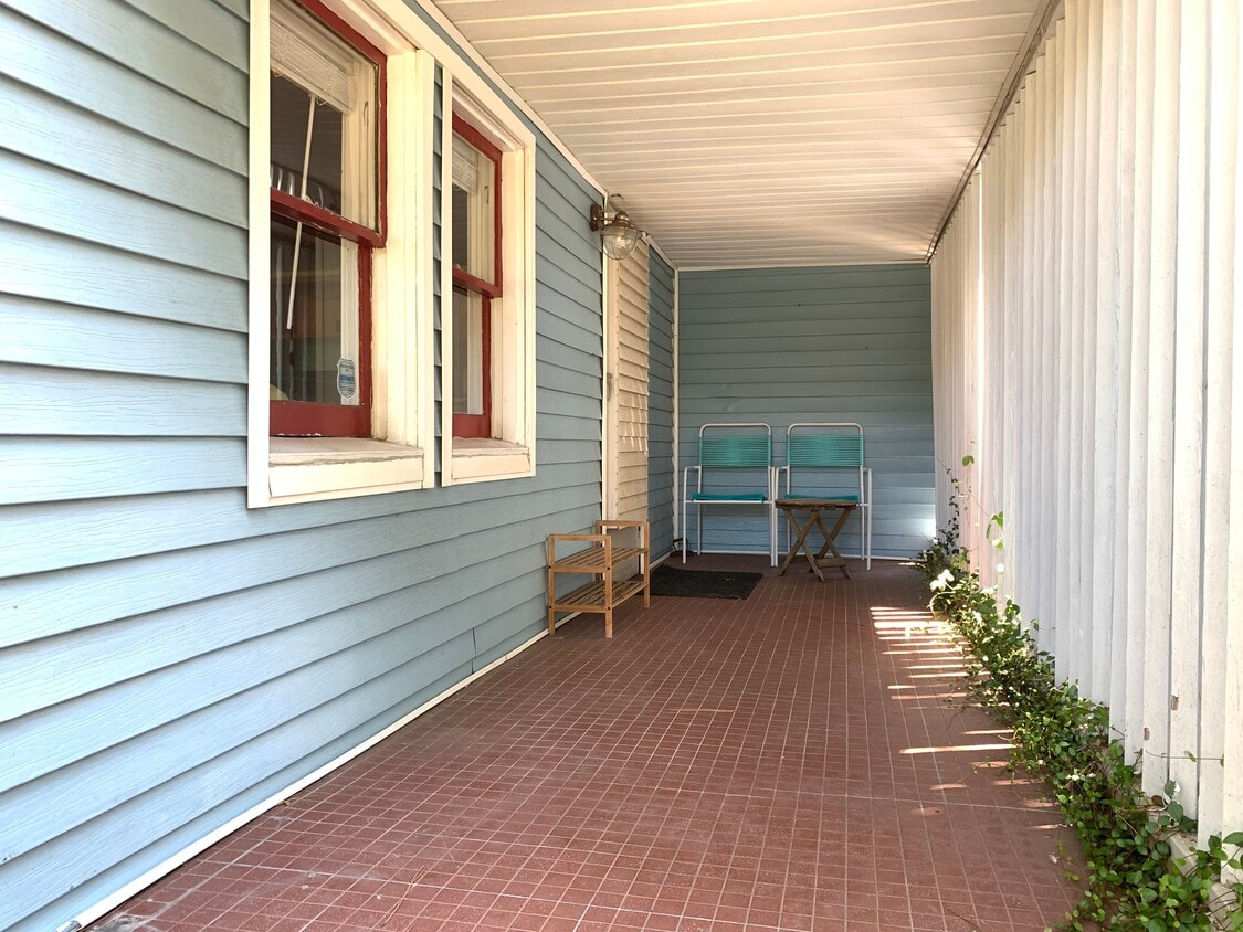 1 bedroom x 1 bath for lease with private front and back entrance. ALL BILLS INCLUDED. Includes washer/dryer, yard, outdoor shower, FULLY FURNISHED. Stocked kitchen. All you have to bring is your clothes! SHORT TERM LEASE. 1-6 months. 4 short blks to the beach on Galveston Island... - 4408 Avenue S 1/2 (Galveston, TX)