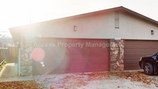 Building Photo - 709 2nd St Unit A