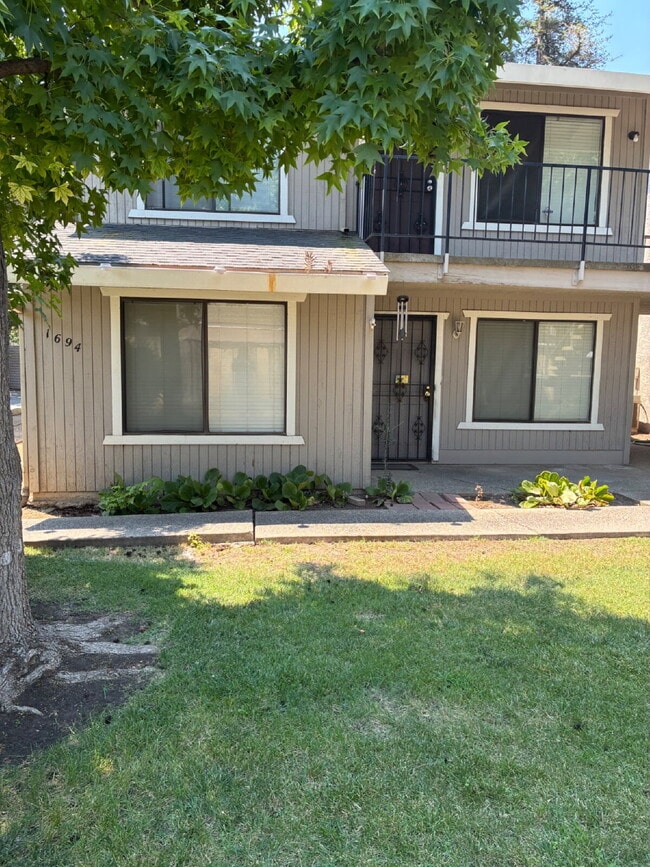 Building Photo - Where Comfort meets Convenience Unit Apt. A