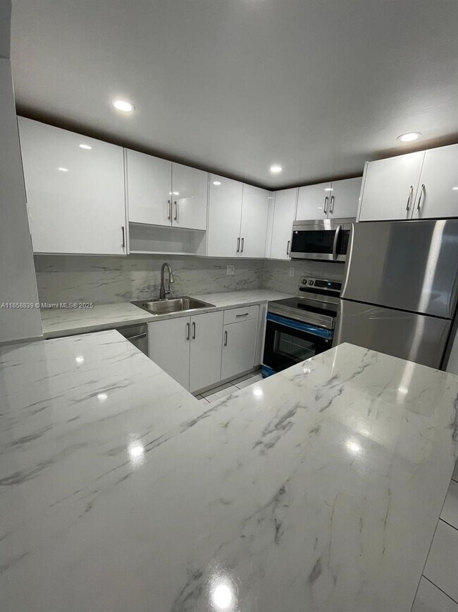 Building Photo - 1465 NE 123rd St Unit 412 Rental