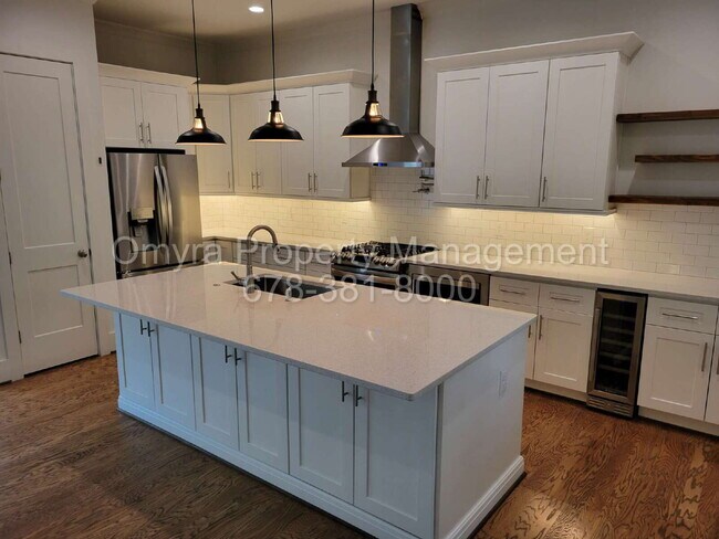 Photo - Luxurious 4 Bedroom Home near Grant Park! Unit #B
