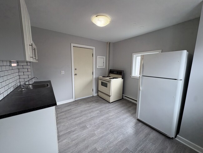 Building Photo - 140 Adelaide St Unit 3