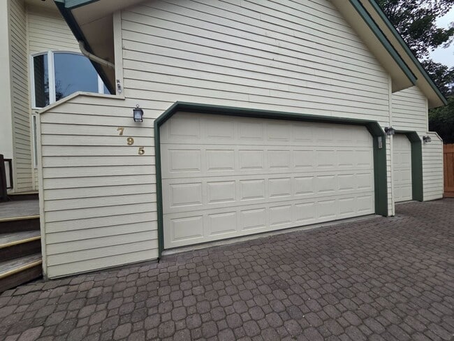 Photo - 795 NE Majesty Ln