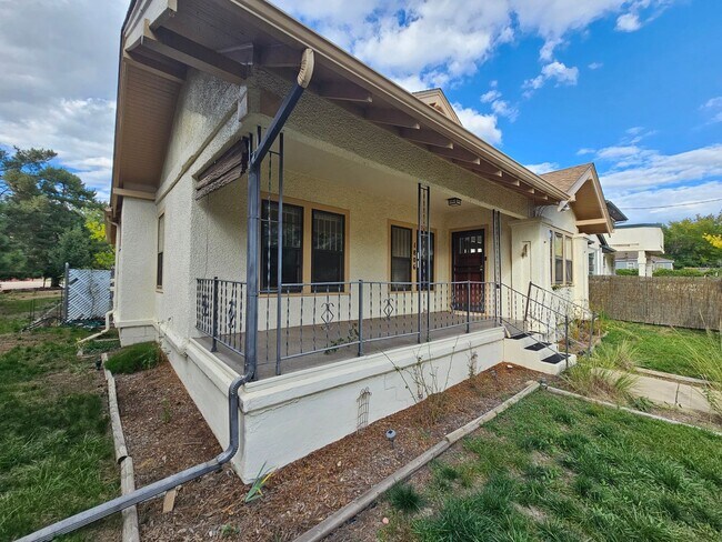 Photo - 3 Bed 1 Bath Charming Westside Retreat!!