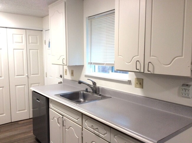 Photo - Charming 2 BDRM, 1 BATH Duplex - Universit...