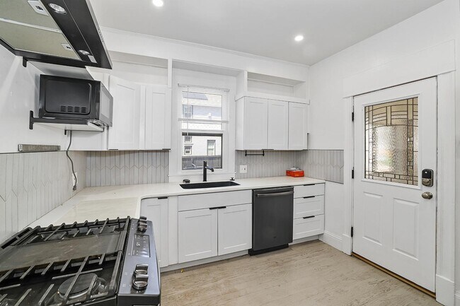 Photo - Spacious & light-filled Governors' Park ho... Casa