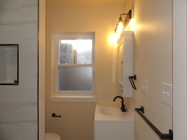 Building Photo - 4618 Walnut St Unit 3 Rental