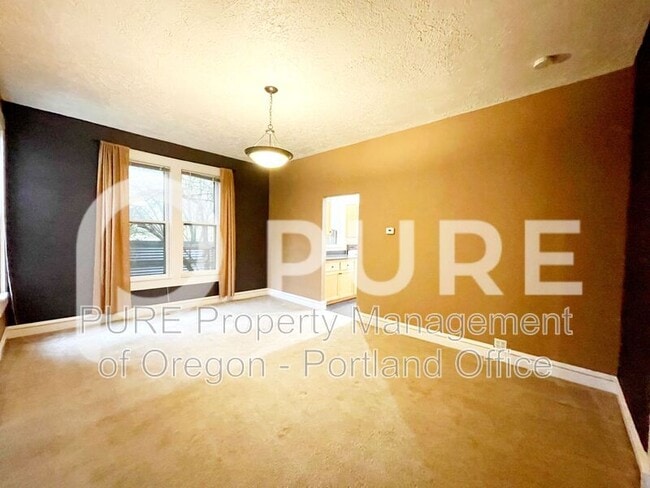 Photo - 133 NE Graham St