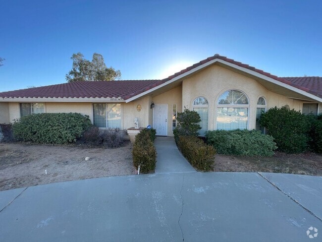 Building Photo - 4 BEDROOM APPLE VALLEY HOME