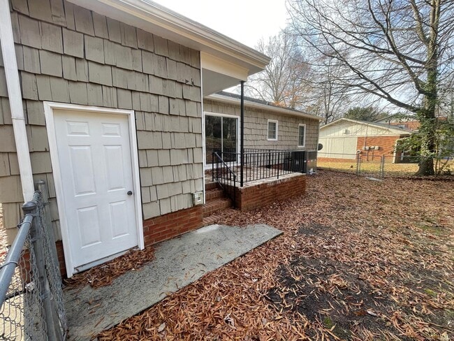 Photo - 1104 Robin Hood Rd