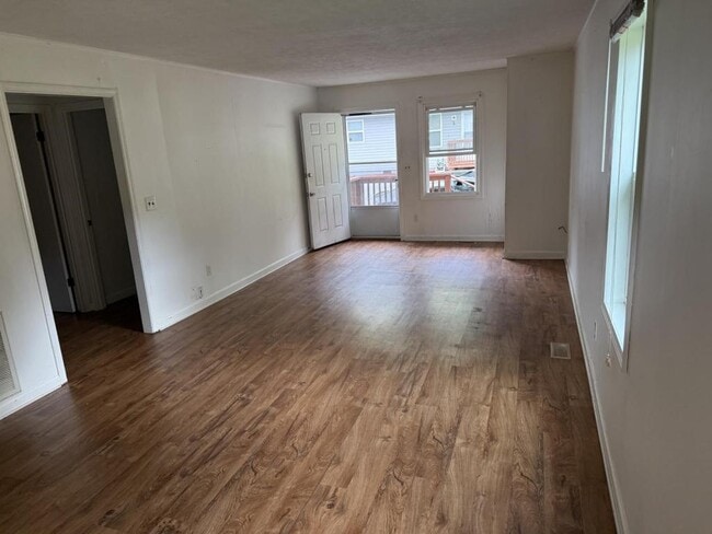 Photo - 201 Correll Ln