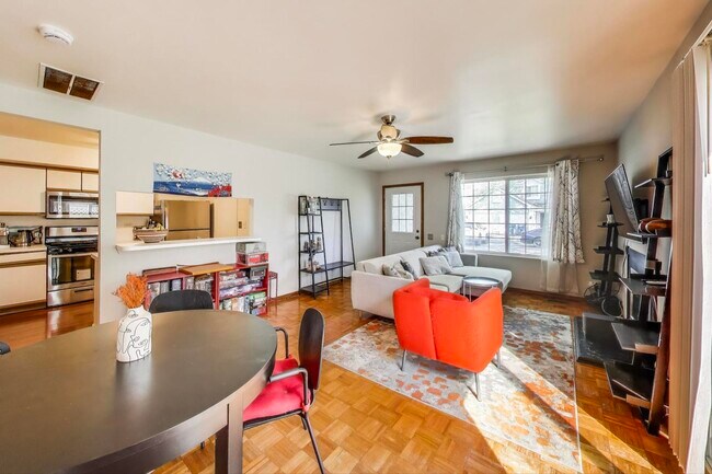 Photo - 408 Trenton Ct