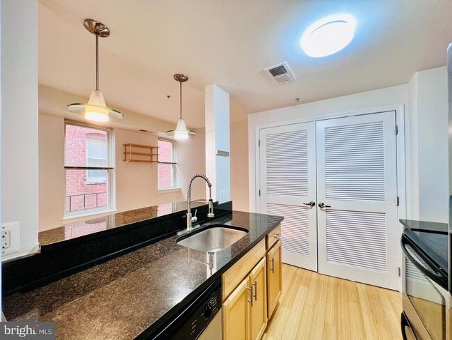 Building Photo - 1108 Columbia Rd NW Unit 304