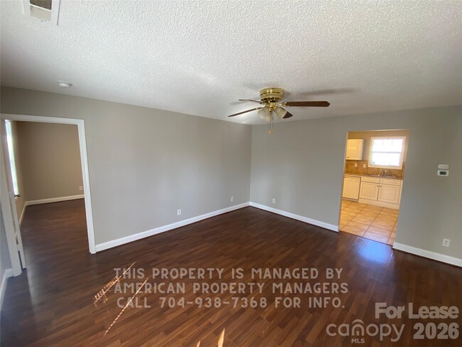 Photo - 911 Skyland St