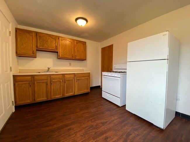 Building Photo - Charming Two Bedroom Townhome with a Private Basement & a Shared Backyard Space! Call Today!